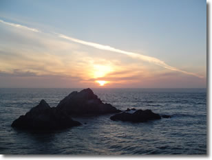 A photograph of the sun setting over the Pacific ocean, taken from the Cliff House in San Francisco, California.  Image copyright © Philip W. Tyo 2007