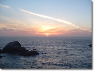 A photograph of the sun setting over the Pacific ocean, taken from the Cliff House in San Francisco, California.  Image copyright © Philip W. Tyo 2007