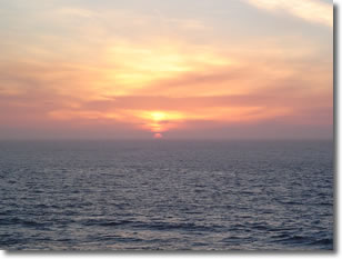 A photograph of the sun setting over the Pacific ocean, taken from the Cliff House in San Francisco, California.  Image copyright © Philip W. Tyo 2007